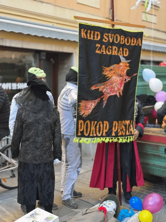 Tropina mask in transparent Društva KUD Svoboda Zagrad na pokopu pusta.